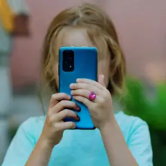 Telefon dla dziecka: Jak wybrać bezpieczną zabawkę i uniknąć błędów?