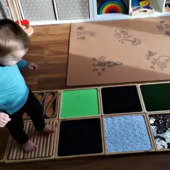Ścieżka sensoryczna w przedszkolu: Kompletny poradnik DIY i korzyści