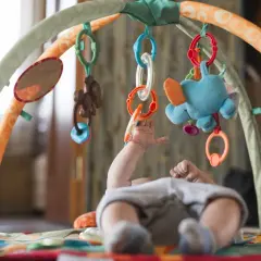 Zabawki sensoryczne: Klucz do rozwoju niemowlaka i świadomych zakupów