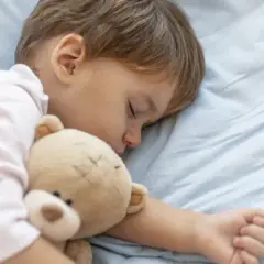 Sen dziecka: Tabela norm wiekowych. Czy Twoje dziecko śpi dobrze?
