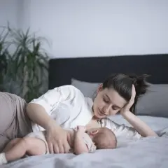 Karmienie piersią na leżąco: Bezpieczeństwo i komfort krok po kroku