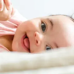 Zatkany nosek u niemowlaka: 7 bezpiecznych metod ulgi i kiedy do lekarza?