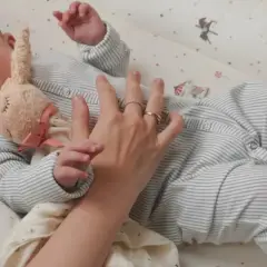Czym przykryć niemowlaka do snu? Śpiworek, otulacz, kocyk co wybrać?