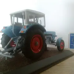Traktor Zetor dla dziecka: Bruder czy Siku? Poradnik zakupowy