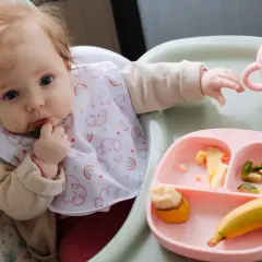 Pierwsze owoce dla niemowlaka: Co, kiedy i jak podawać bezpiecznie?