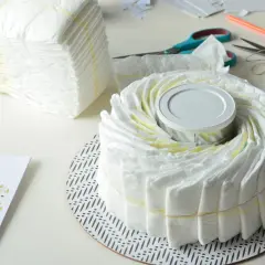 Wyjątkowy tort z pampersów na chrzciny? Stwórz go krok po kroku!