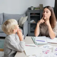 Kiedy dziecko zaczyna mówić? Etapy, wsparcie, sygnały alarmowe