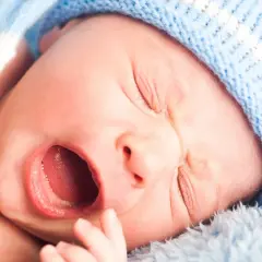 Oczy niemowlaka: jak długo przemywać solą fizjologiczną i kiedy do lekarza?
