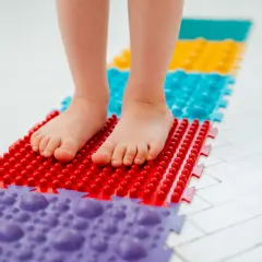 Ścieżka sensoryczna dla dzieci: Jak wspiera rozwój? DIY i gotowe!