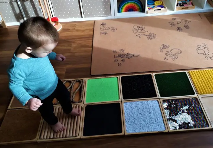 Ścieżka sensoryczna w przedszkolu: Kompletny poradnik DIY i korzyści