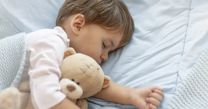 Sen dziecka: Tabela norm wiekowych. Czy Twoje dziecko śpi dobrze?