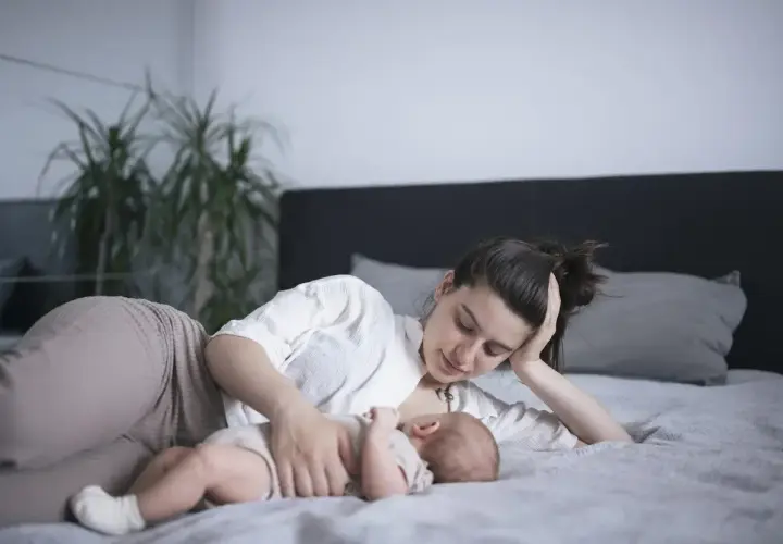 Karmienie piersią na leżąco: Bezpieczeństwo i komfort krok po kroku