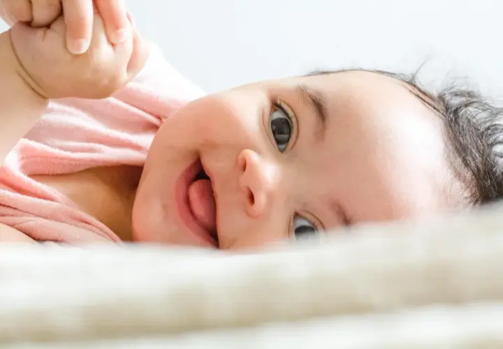 Zatkany nosek u niemowlaka: 7 bezpiecznych metod ulgi i kiedy do lekarza?