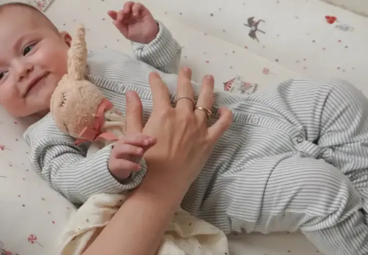Czym przykryć niemowlaka do snu? Śpiworek, otulacz, kocyk co wybrać?