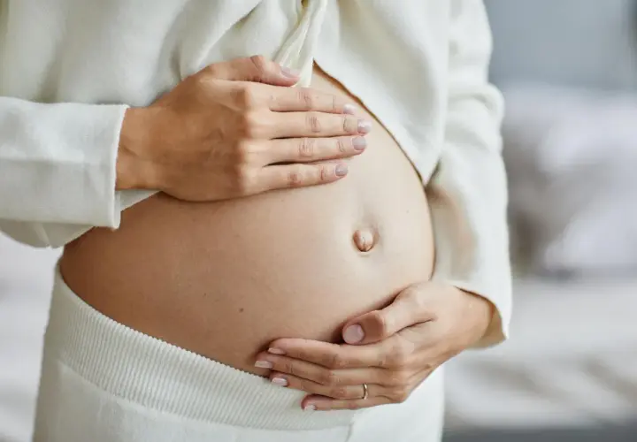 Pierwszy zmysł u płodu: Co czuje Twoje dziecko w brzuchu?
