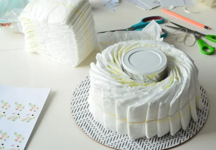 Wyjątkowy tort z pampersów na chrzciny? Stwórz go krok po kroku!