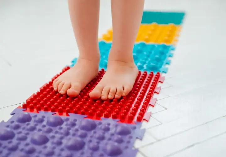 Ścieżka sensoryczna dla dzieci: Jak wspiera rozwój? DIY i gotowe!