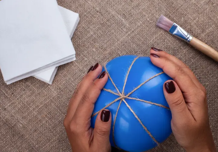 Zabawy sensoryczne dla dzieci: Jak wspierać rozwój? Pomysły DIY.