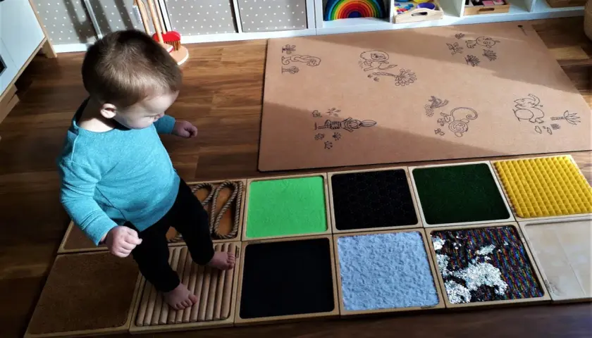 Ścieżka sensoryczna w przedszkolu: Kompletny poradnik DIY i korzyści