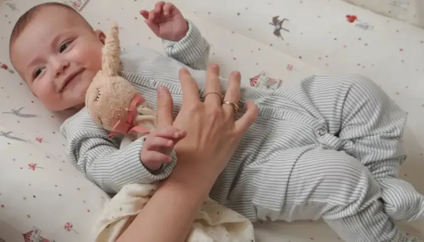Czym przykryć niemowlaka do snu? Śpiworek, otulacz, kocyk co wybrać?