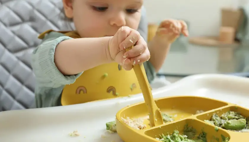 Kiedy rozszerzać dietę niemowlaka? Ekspert radzi, jak rozpoznać gotowość