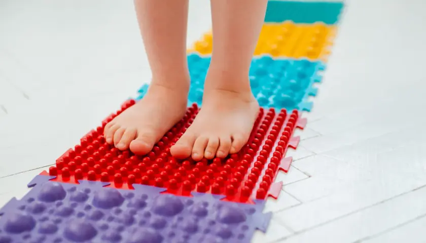 Ścieżka sensoryczna dla dzieci: Jak wspiera rozwój? DIY i gotowe!