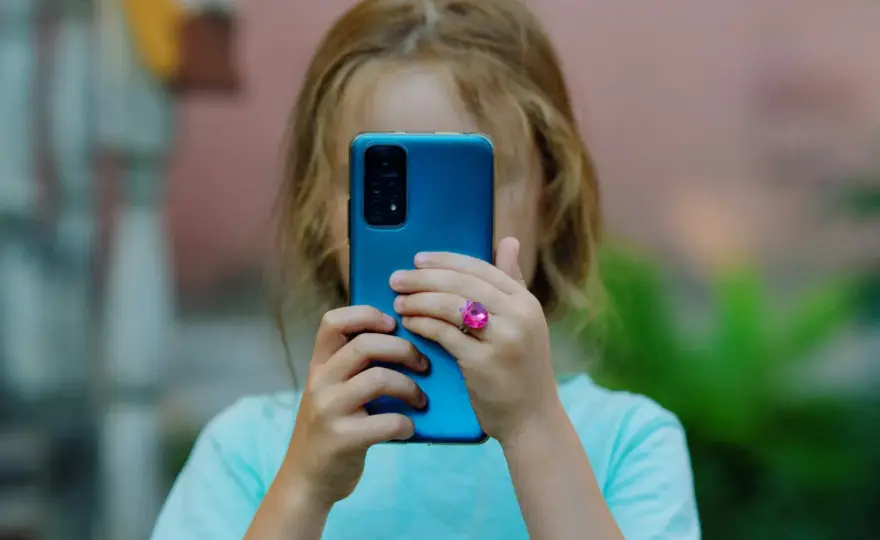 Telefon dla dziecka: Jak wybrać bezpieczną zabawkę i uniknąć błędów?