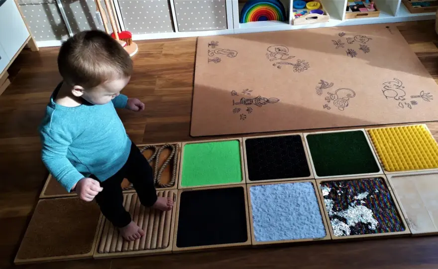 Ścieżka sensoryczna w przedszkolu: Kompletny poradnik DIY i korzyści