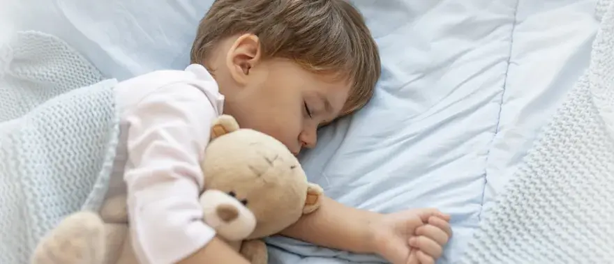 Sen dziecka: Tabela norm wiekowych. Czy Twoje dziecko śpi dobrze?
