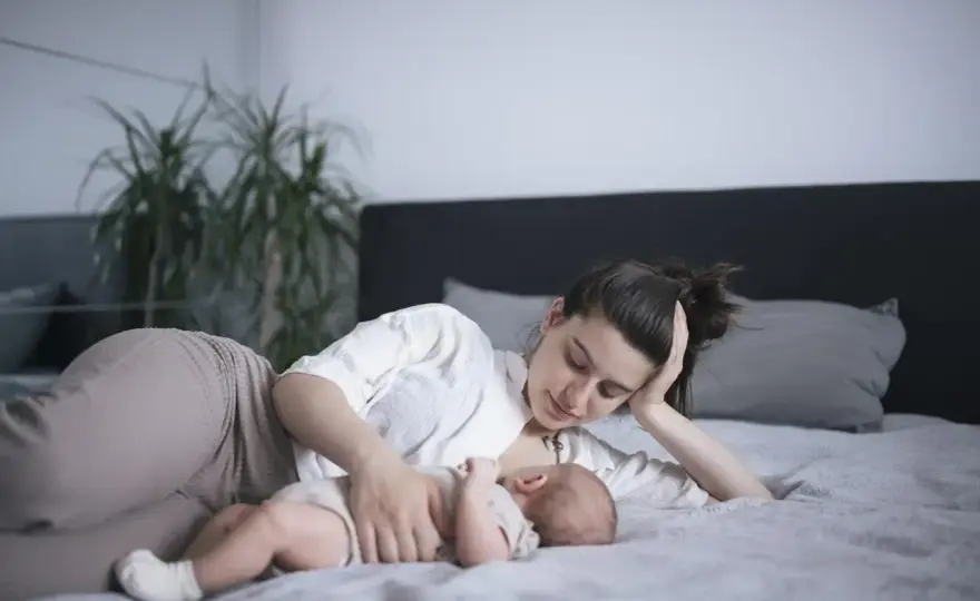 Karmienie piersią na leżąco: Bezpieczeństwo i komfort krok po kroku