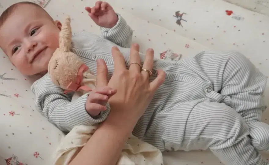 Czym przykryć niemowlaka do snu? Śpiworek, otulacz, kocyk co wybrać?