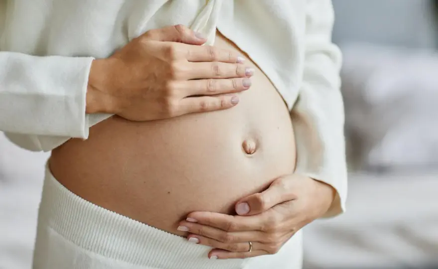 Pierwszy zmysł u płodu: Co czuje Twoje dziecko w brzuchu?
