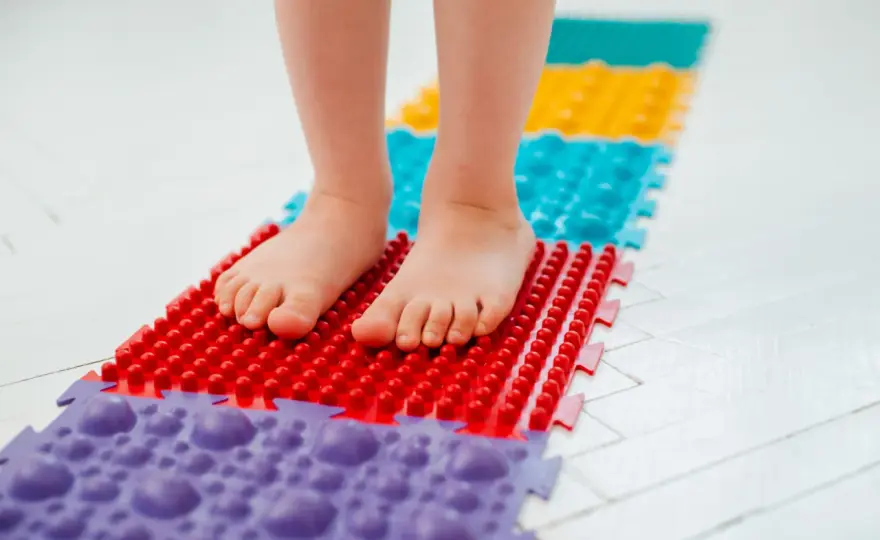 Ścieżka sensoryczna dla dzieci: Jak wspiera rozwój? DIY i gotowe!