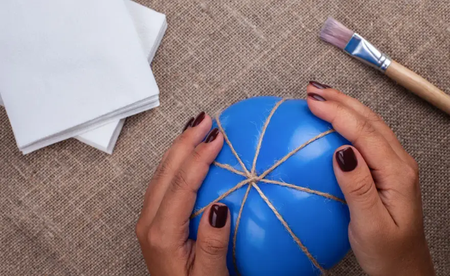 Zabawy sensoryczne dla dzieci: Jak wspierać rozwój? Pomysły DIY.