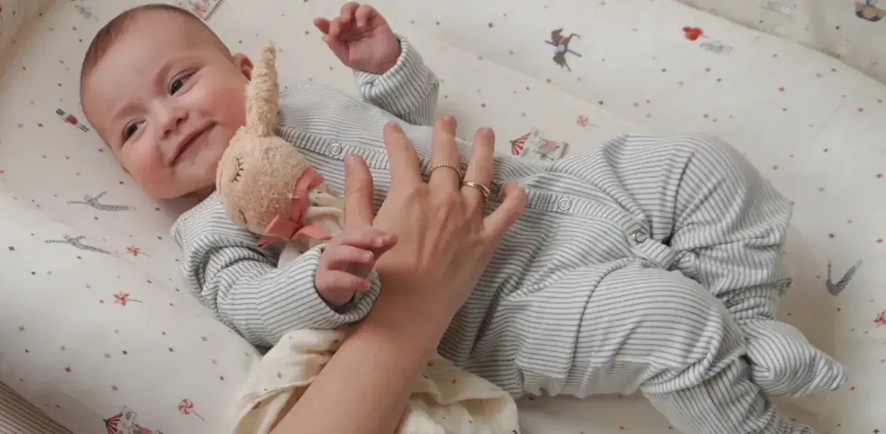 Czym przykryć niemowlaka do snu? Śpiworek, otulacz, kocyk co wybrać?