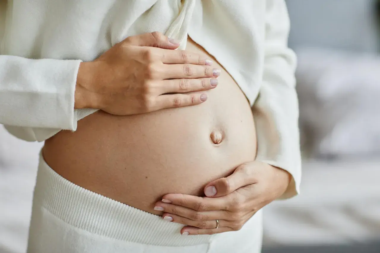 Pierwszy zmysł u płodu: Co czuje Twoje dziecko w brzuchu?