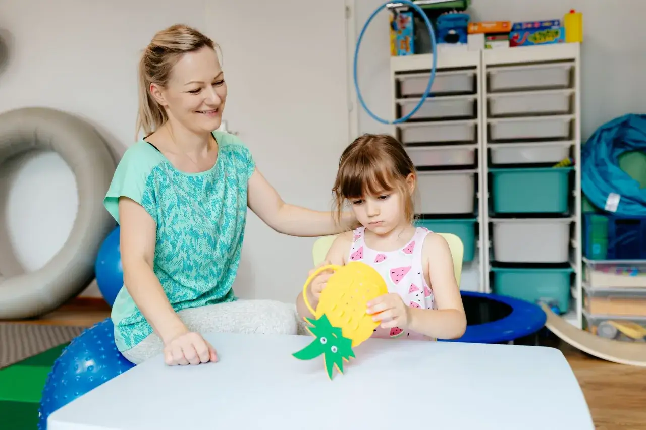 dziecko wykonujące prosty test sensoryczny w domu