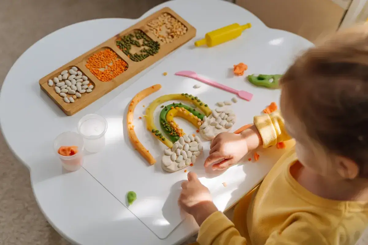 dziecko bawi się zabawkami sensorycznymi handmade