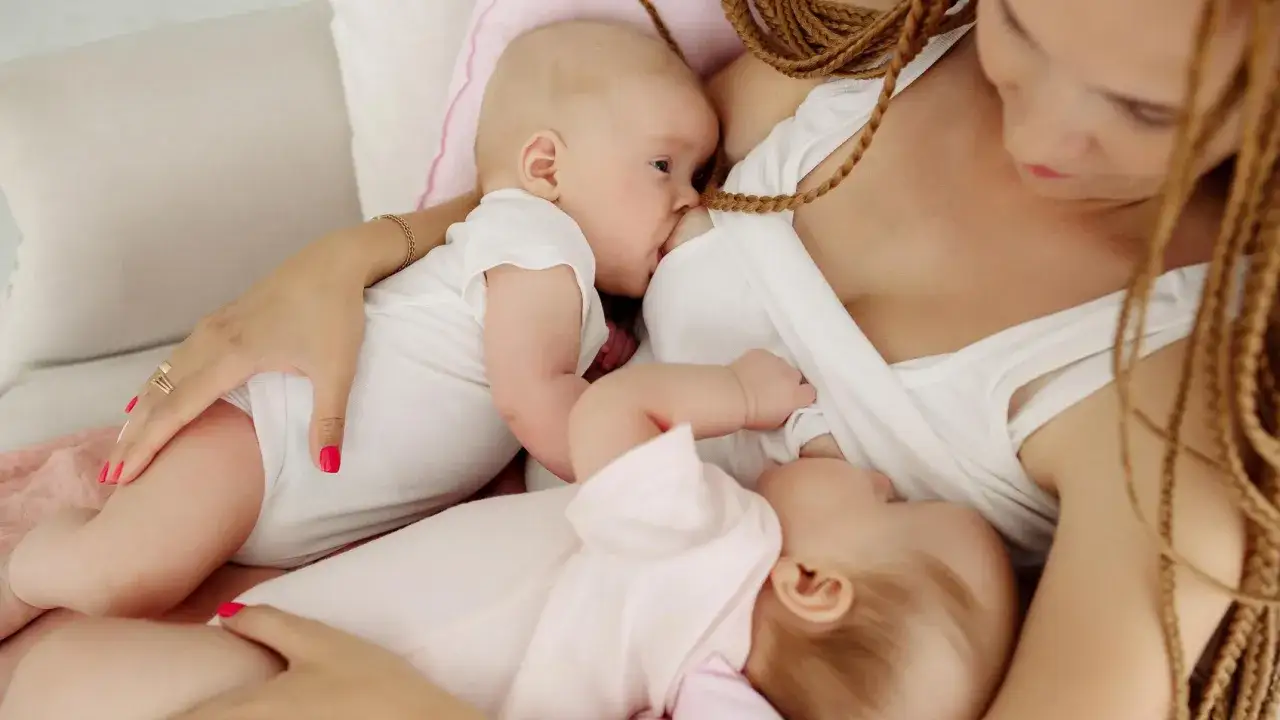 mama karmiąca bliźniaki piersią na leżąco
