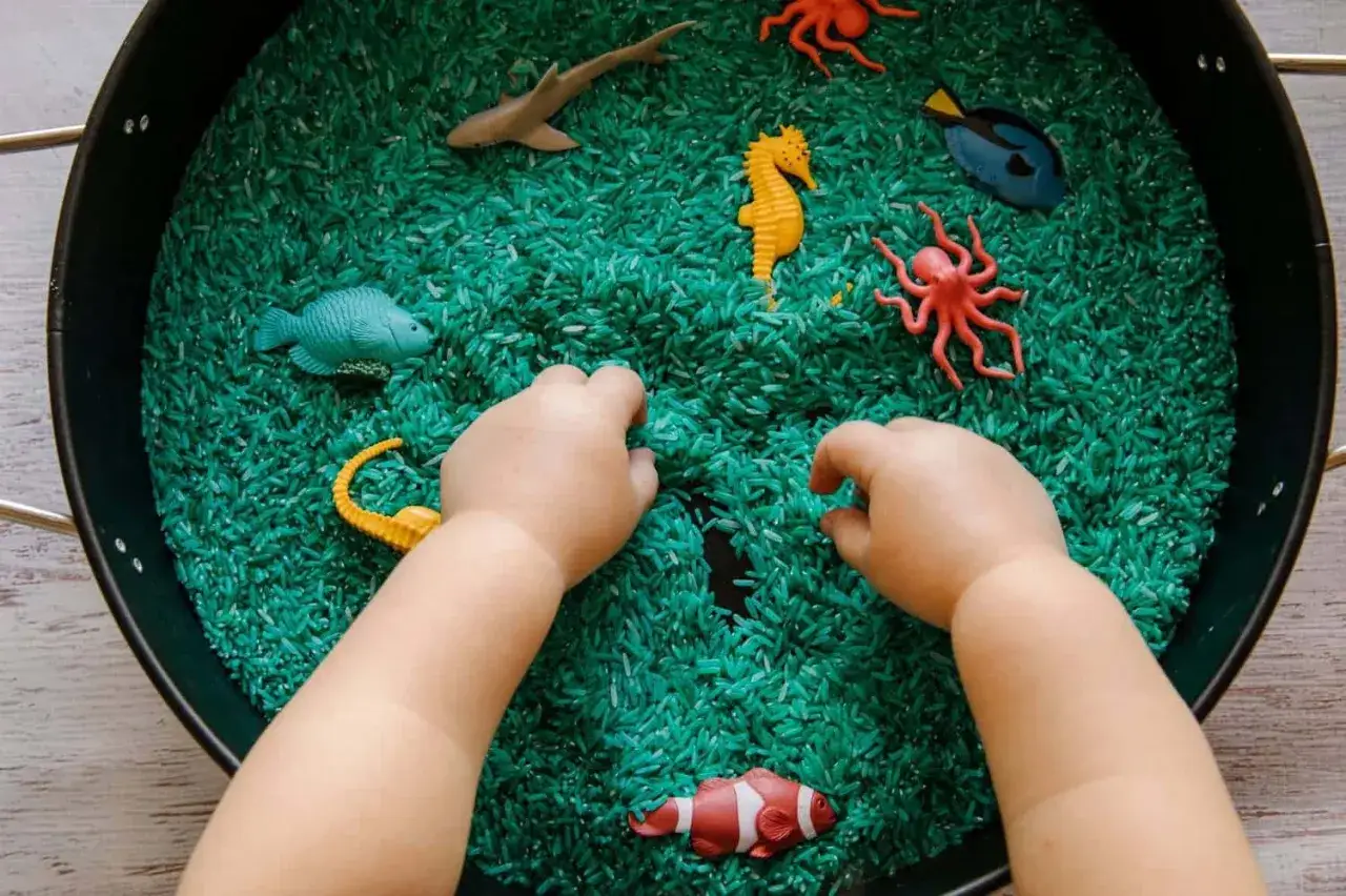 zabawy sensoryczne 8 miesięczne dziecko DIY kolaż